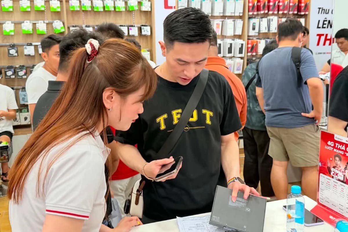 Không khí mở bán Samsung Galaxy Z Fold 8 và Z Flip 8 tại Việt Nam