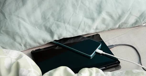 Nguy cơ cháy nổ từ thói quen sạc điện thoại trước khi ngủ cần tránh
