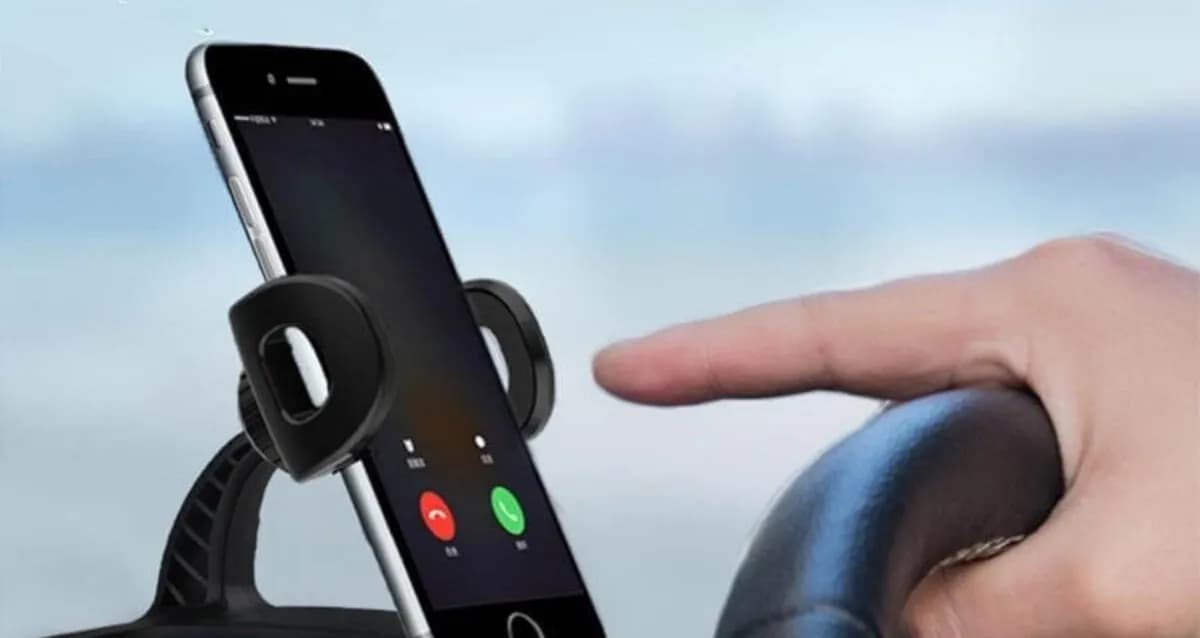 Phụ kiện ô tô quen thuộc âm thầm làm hỏng camera và giảm tuổi thọ pin iPhone
