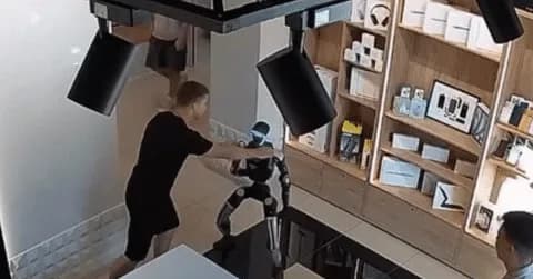 Sự thật vụ việc robot hình người tại Nga phản đòn con người