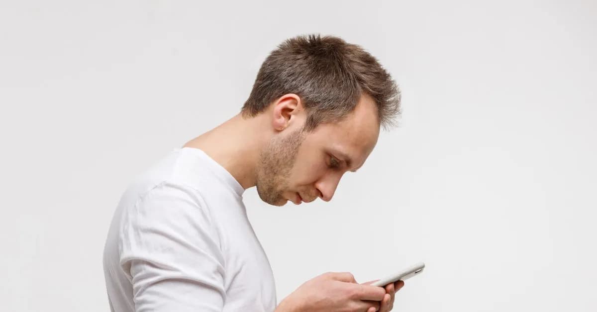 Tác hại khôn lường của thói quen cúi đầu bấm điện thoại với cột sống